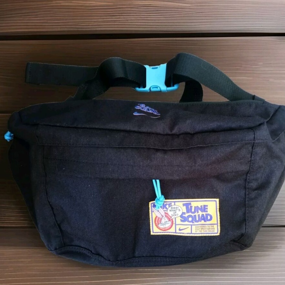 Nike X Space Jam " TUNE SQUAD" Crossbody Bag. DN0914010. LARGE
